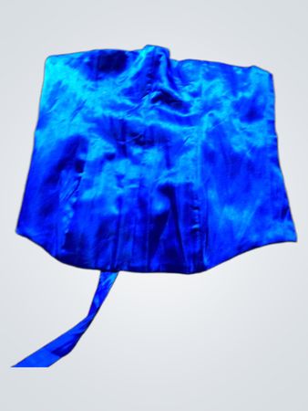 Blaues Satinbeutel mit Krawatte