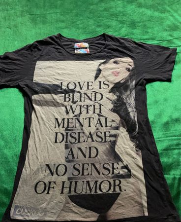 CUCKOO "LIEBE IST BLIND MIT GEISTIGER KRAIN UND KEINEM SINN FÜR HUMOR" T-Shirt