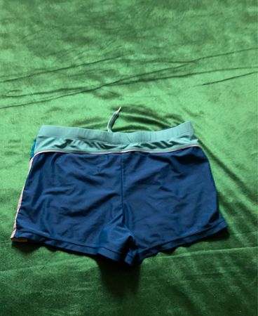Blaue und grüne sportliche Shorts