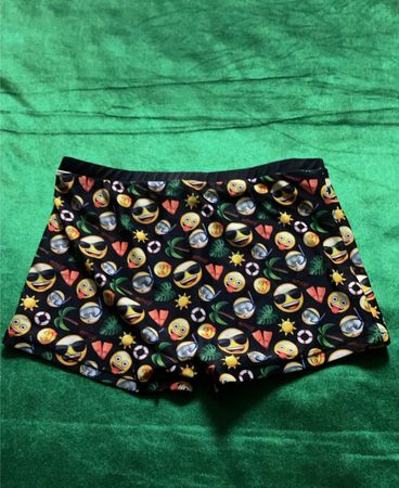 Schwarze Shorts mit Emoji- und Stranddruck
