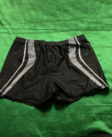 Schwarze Sportshorts mit weißen und grauen Akzenten