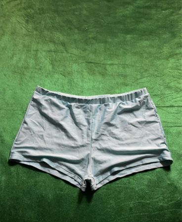 hellblaue Shorts mit Größenetikett