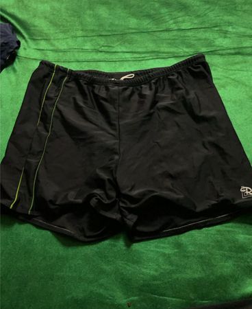 Schwarze Shorts mit grünen Akzenten