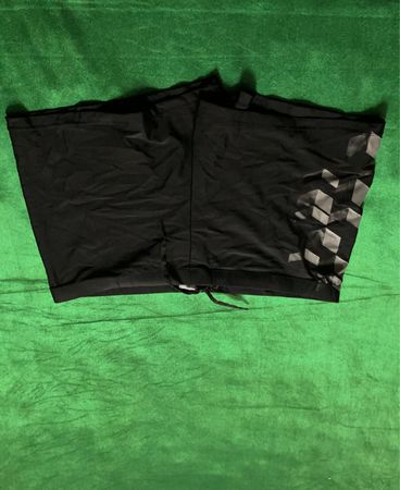 F&F Schwarze Shorts mit kariertem Logo