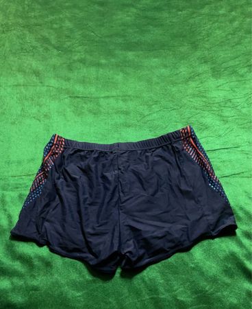 Dunkelblaue Badehose mit gemustertem Saum