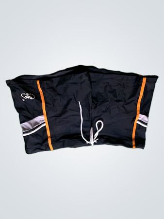 Schwarze Badeshorts mit orangefarbenen und grauen Akzenten