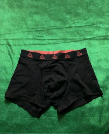 Schwarze Boxershorts mit orangefarbener Borte