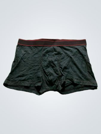 Dunkle Boxerbriefs mit rotem und schwarzem Bund