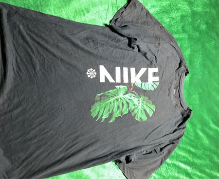 Nike T-Shirt mit Pflanzenmotiv
