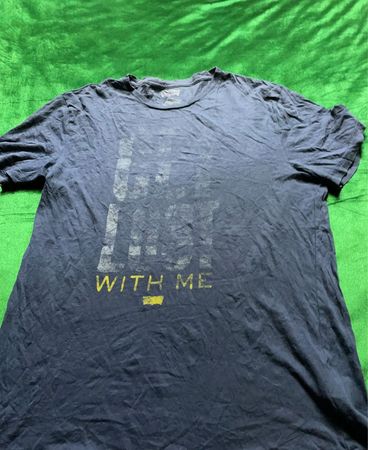 Dunkelblaues T-Shirt mit gelbem Text