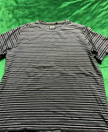 Adidas gestreiftes T-Shirt