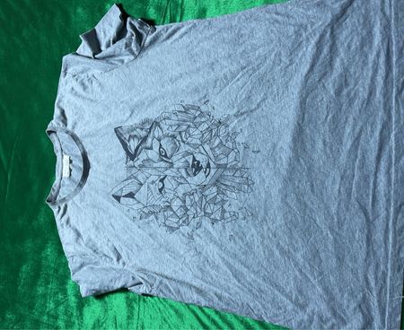 Graues T-Shirt mit Wolf-Grafik