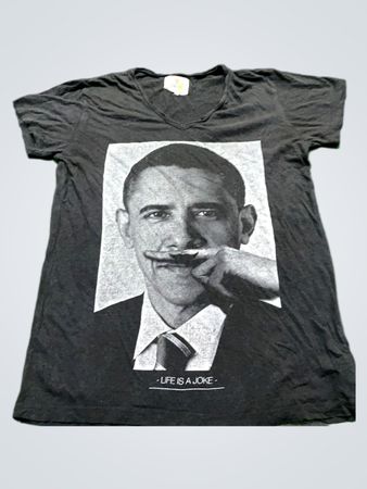 Schwarzes T-Shirt mit Obama-Grafik und "LIFE IS A JOKE
