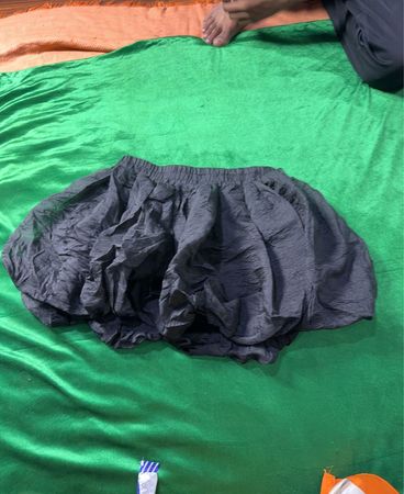 Dunkelgraue zerknitterte Hosen