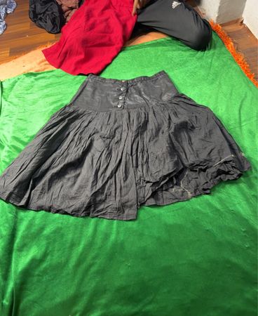 YOOP Schwarzer Knopf-Front-Rock
