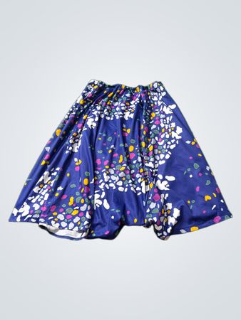 Blauer Rock mit Blumenmuster
