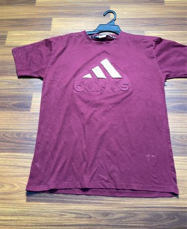 Adidas Burgunder T-Shirt mit geprägtem Logo