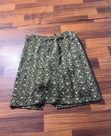 Schwarze und goldene gemusterte Hose