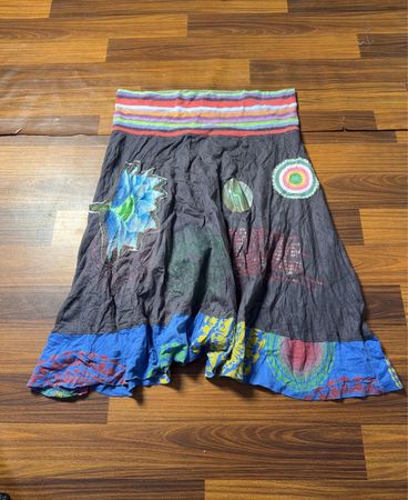Patchwork-Rock mit floralen und kreisförmigen Drucken