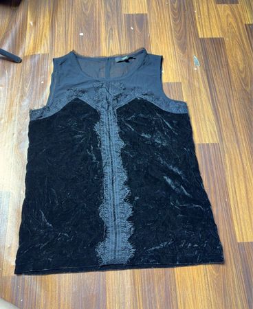 Schwarzes Samtspitzenbesatz ärmelloses Top