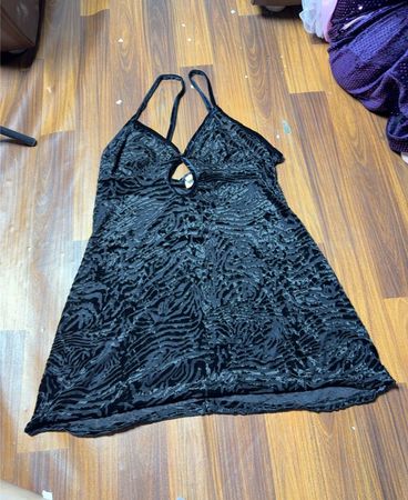 Schwarzes Samt Burnout Spaghettiträgershirt