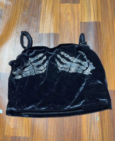Schwarzes Samt-Crop-Top mit Glitzerstein-Skeletthand-Design
