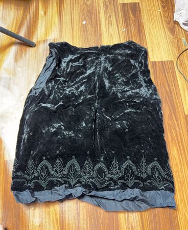 Schwarzes Samtperlenkleid