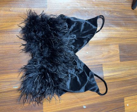 Schwarzes Samt-BH mit Federrand