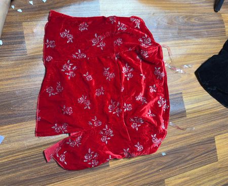 Roter Samtstoff mit silbernem Rosenmuster
