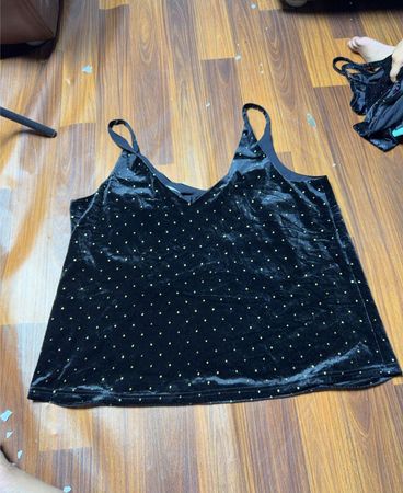 Schwarzes Samt-Cami mit goldenen Punkten