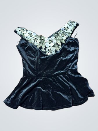 Schwarzes Samtkleid mit floralen Verzierungen