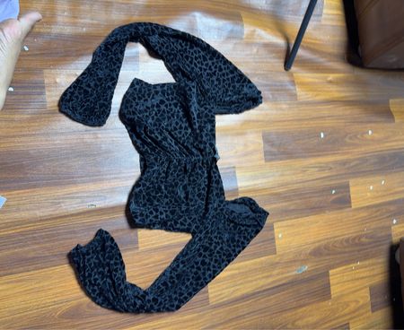 Schwarzer Samt-Overall mit Herzmuster