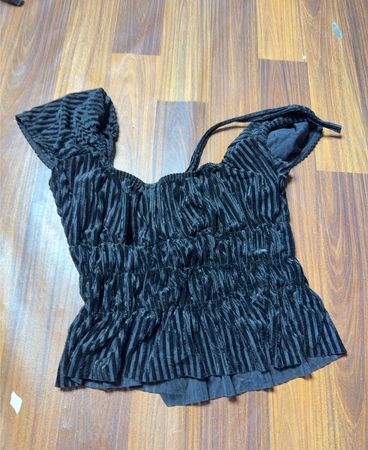 Schwarz gestreiftes gerafftes Kleid