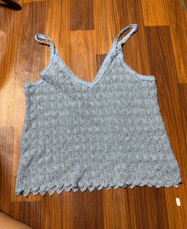 Blaue gestrickte Spaghettiträgershirt mit gewelltem Saum