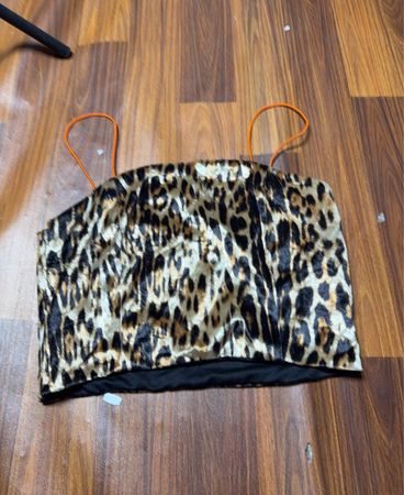 Leopardmuster-Oberteil mit orangen Trägern