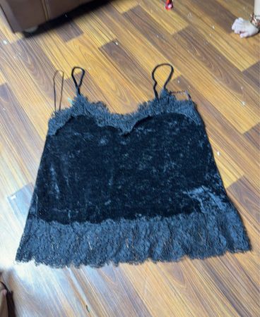 Schwarzes Samt-Camisole mit Spitzenbesatz