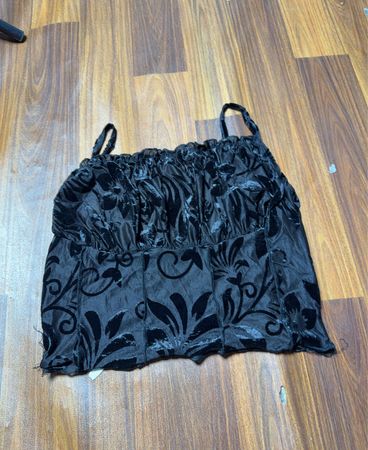 Schwarzes gerafftes Floralprint-Oberteil