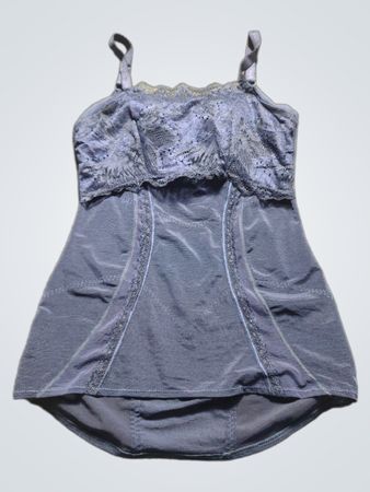 Camisol mit blauen Spitzenbesatz