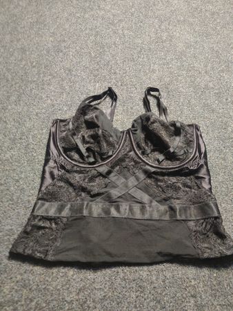 Top en corset noir avec détail en dentelle