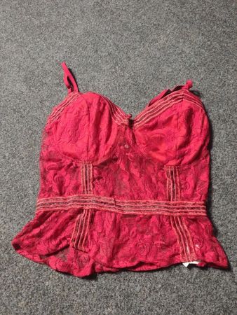 Roter Spitzen-Bodysuit