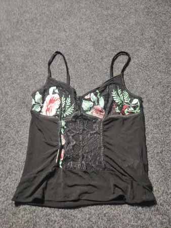 Top à bretelles brodé floral noir New Look