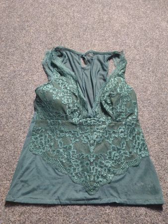 Débardeur en dentelle verte