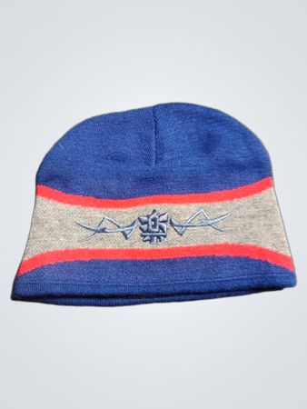 Bonnet bleu et gris avec des rayures rouges