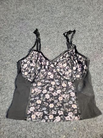 Schwarzes Blumendruck-Top