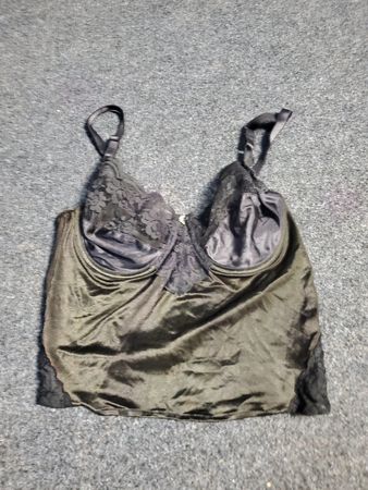 Débardeur en dentelle noire avec des bretelles réglables