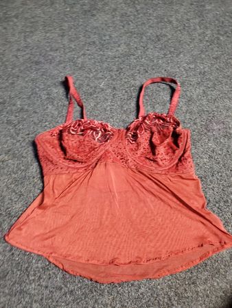 Débardeur en dentelle rouge