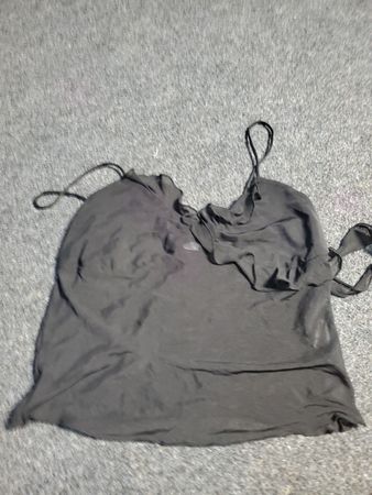 Camisole noire avec volants
