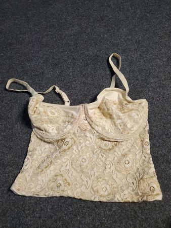 Top en satin avec bord en dentelle