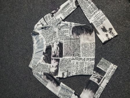 T-shirt à manches longues en maille imprimée journal