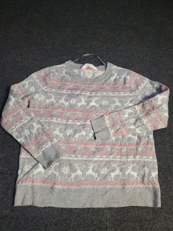Pull gris avec motif de renne et de flocon de neige